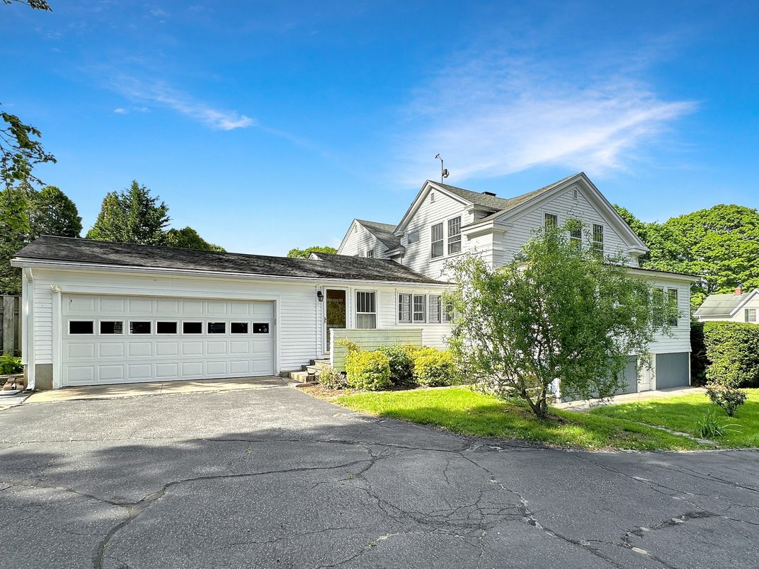 Attached, Exterior, Facade, Farmhouse