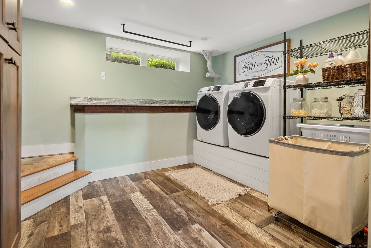 Interior, Recessed Lighting, Washer, Wood Texture Flooring