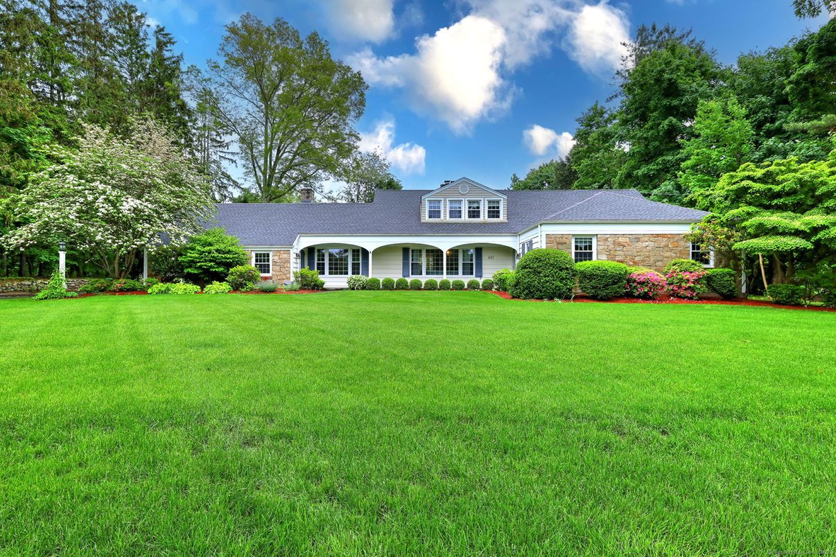 Backyard, Exterior, Facade, Brick Facade, Ranch