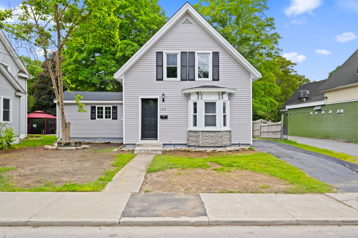 Exterior, Facade, Farmhouse