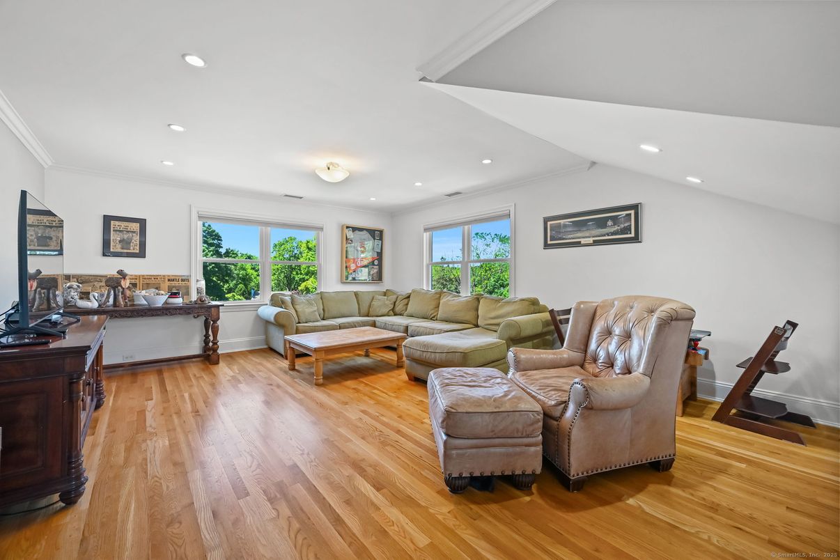 Fitness Equipment, Interior, Living room, Recessed Lighting, Wood Texture Flooring