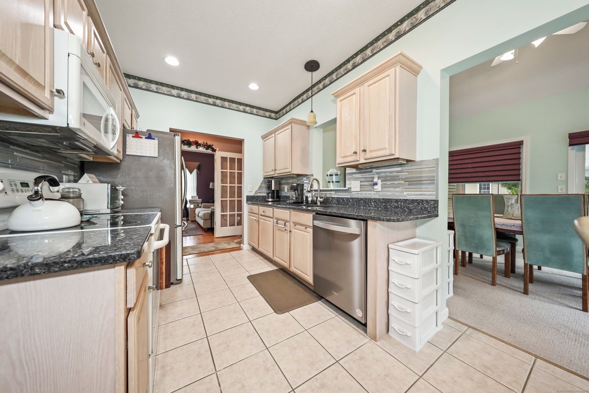 Dining room, Interior, Kitchen, Recessed Lighting, Stainless Steel Appliances
