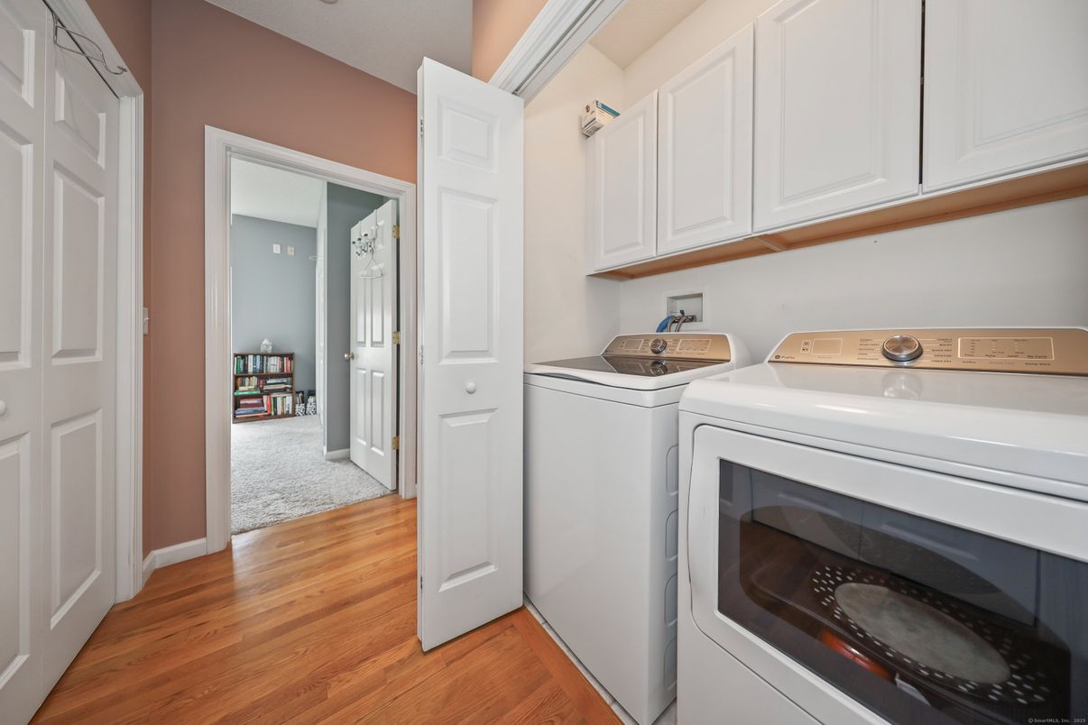 Interior, Utility Closets, Washer, Wood Texture Flooring