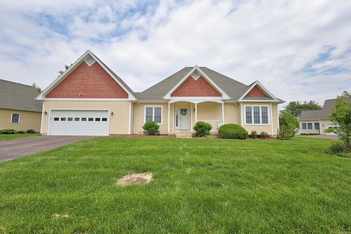Attached, Exterior, Facade, Ranch
