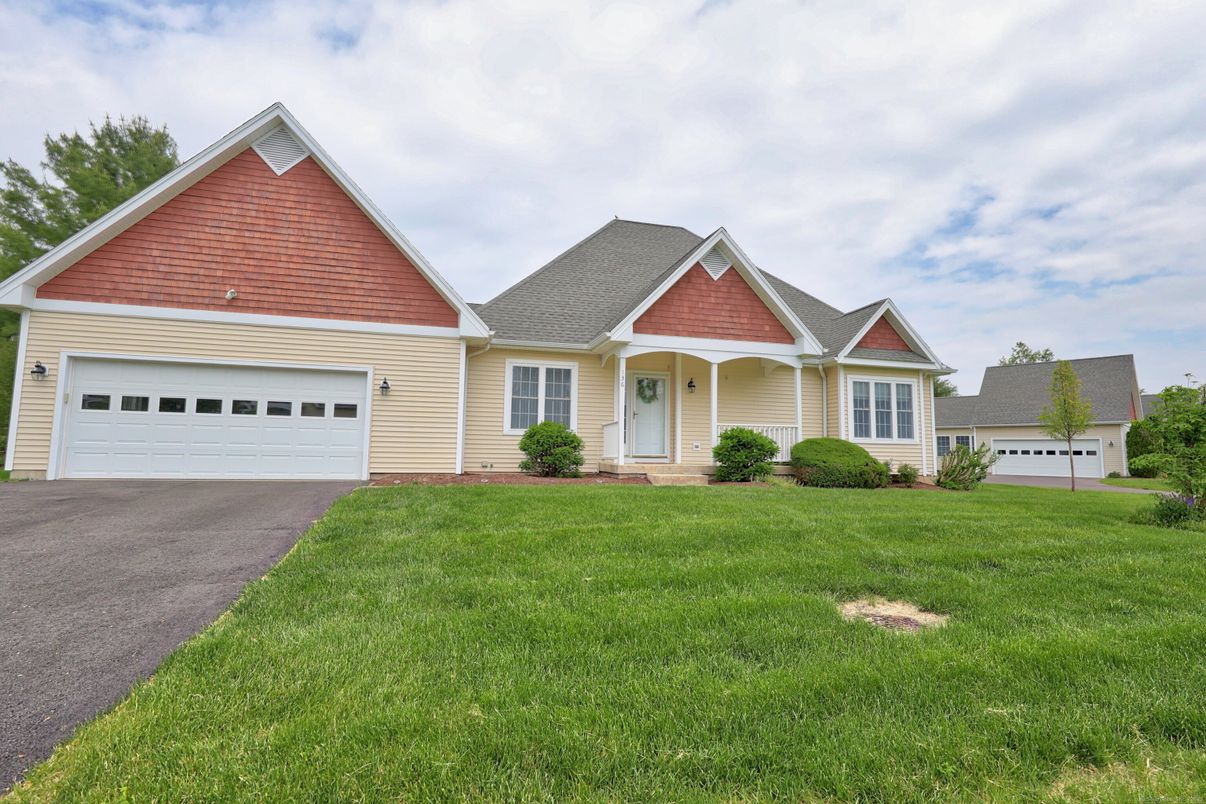 Attached, Exterior, Facade, Ranch