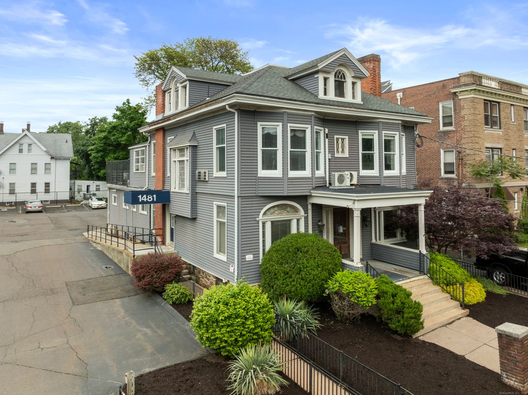 Exterior, Facade, Queen Anne Victorian