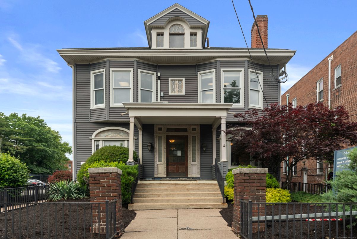 Exterior, Facade, American Foursquare