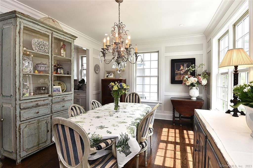 Chandelier, Dining room, Interior, Recessed Lighting, Wood Texture Flooring