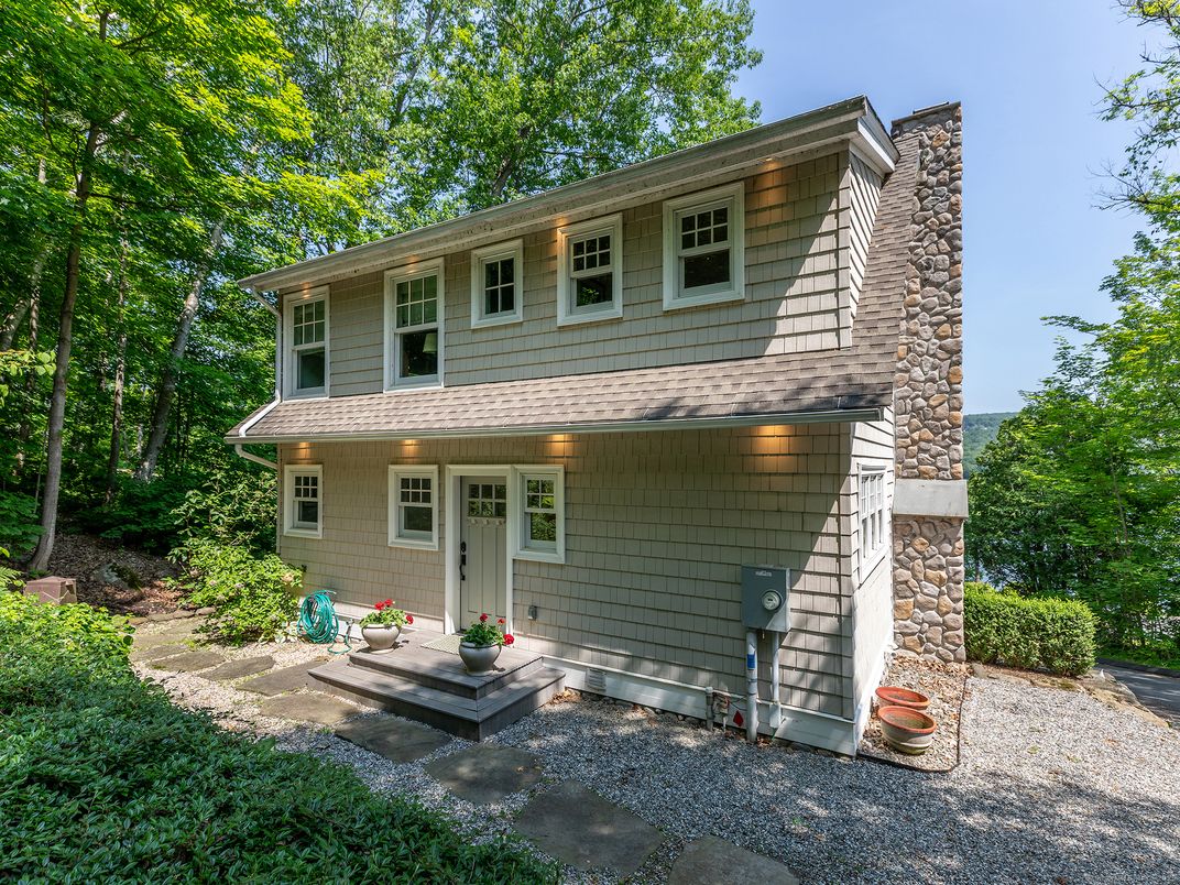 Exterior, Facade, Raised Ranch
