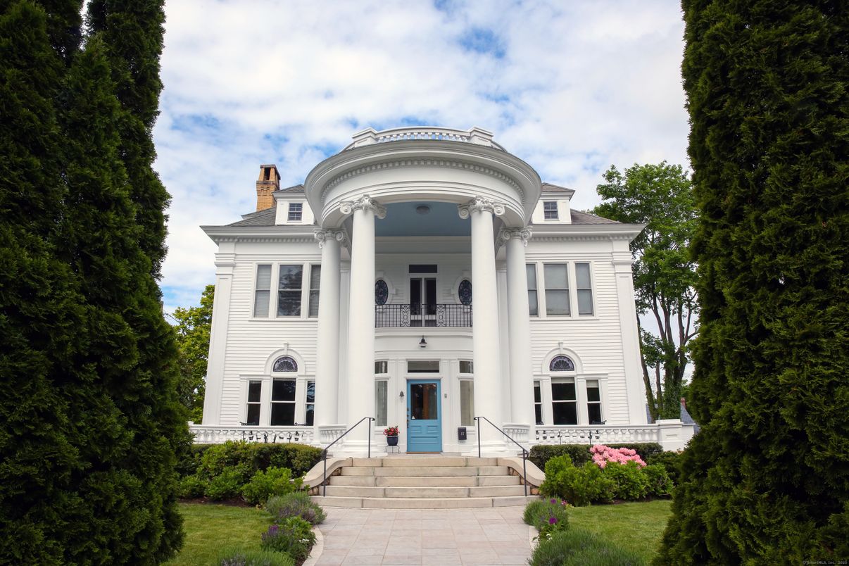 Exterior, Facade, Queen Anne Victorian