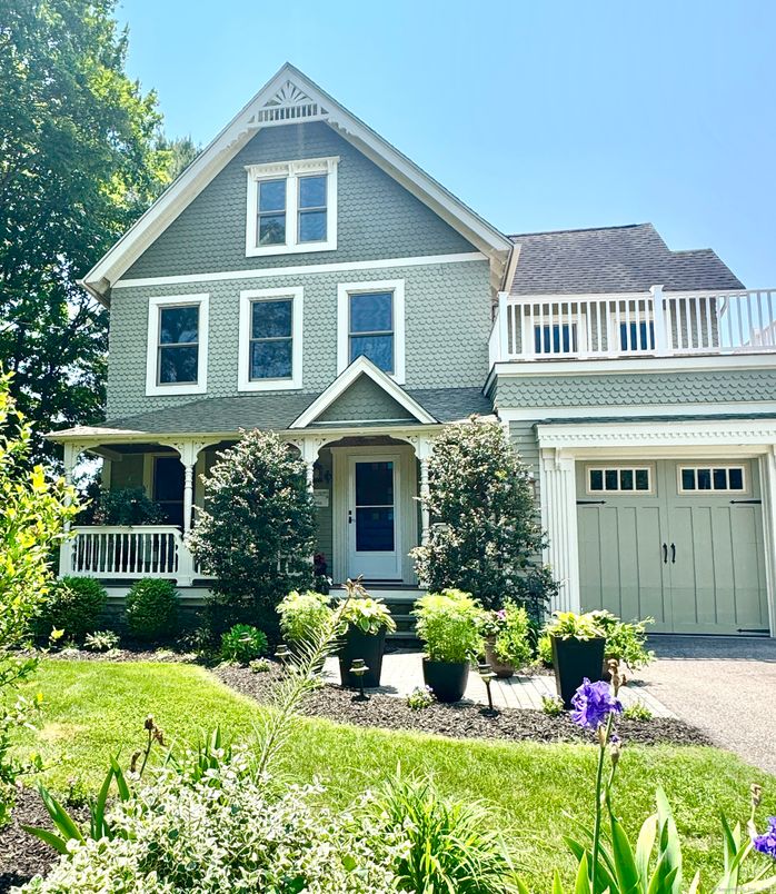 Attached, Exterior, Facade, Queen Anne Victorian