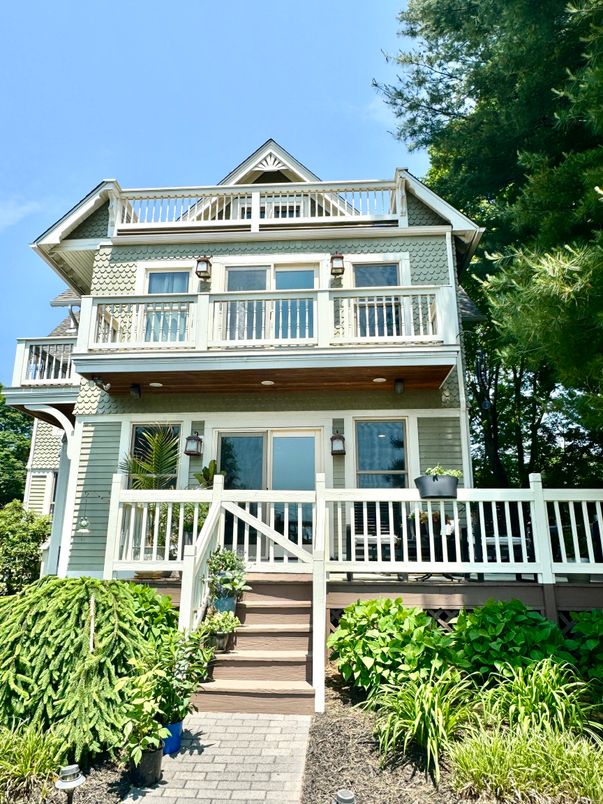 Exterior, Facade, Queen Anne Victorian