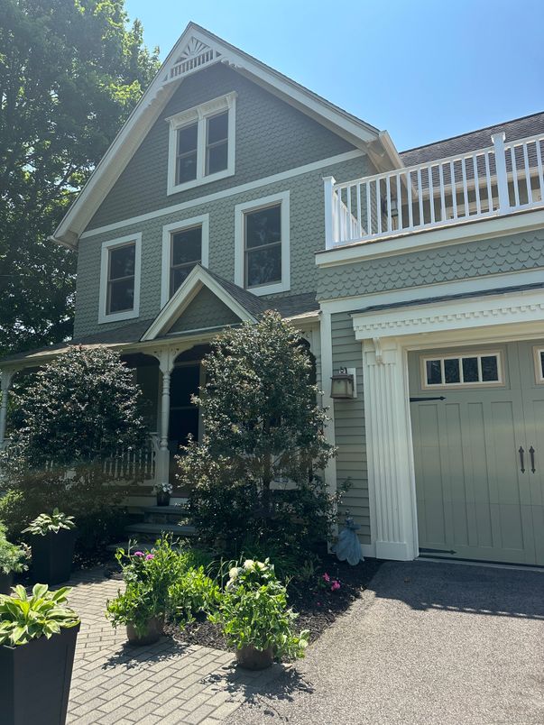 Attached, Exterior, Facade, Queen Anne Victorian