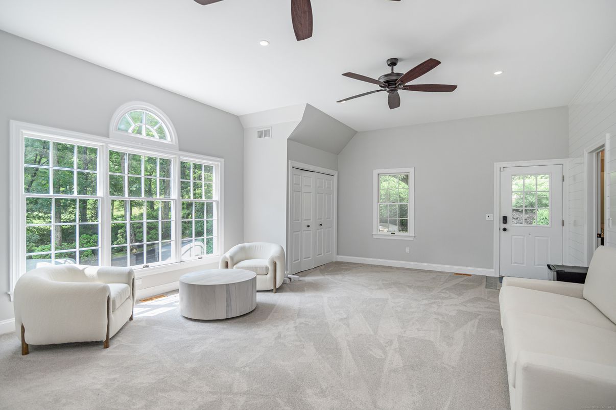 Empty room, Interior, Recessed Lighting