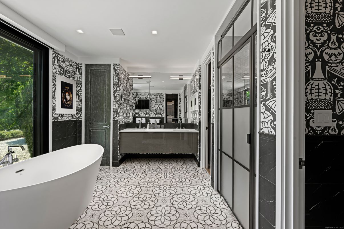 Bathroom, Free Standing Baths, Interior, Pendant Lights, Recessed Lighting