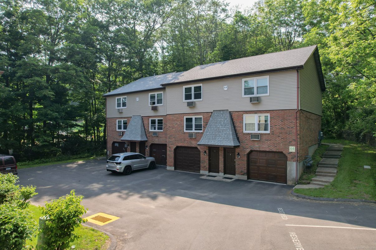 Attached, Exterior, Facade, Brick Facade, Georgian