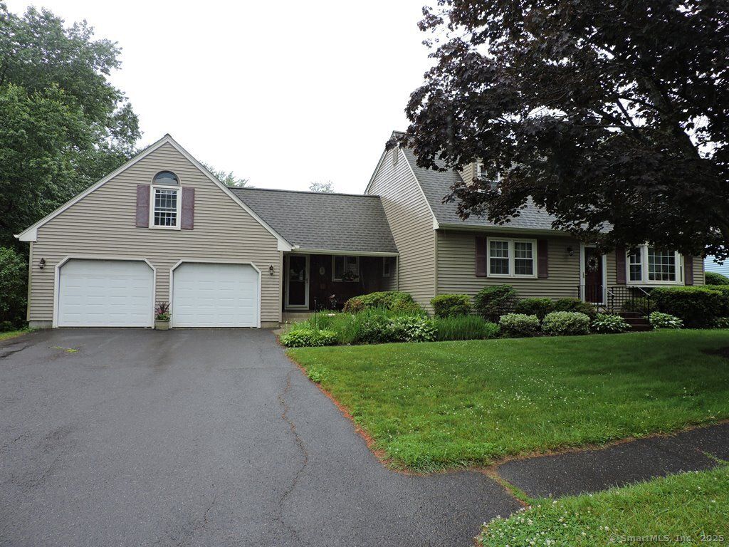 Attached, Exterior, Facade, Ranch
