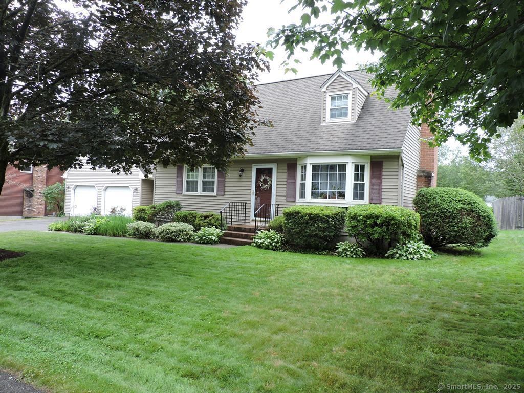 Attached, Exterior, Facade, Cape Cod
