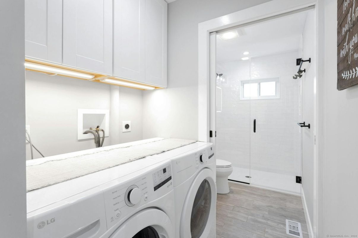Interior, Recessed Lighting, Washer, Wood Texture Flooring