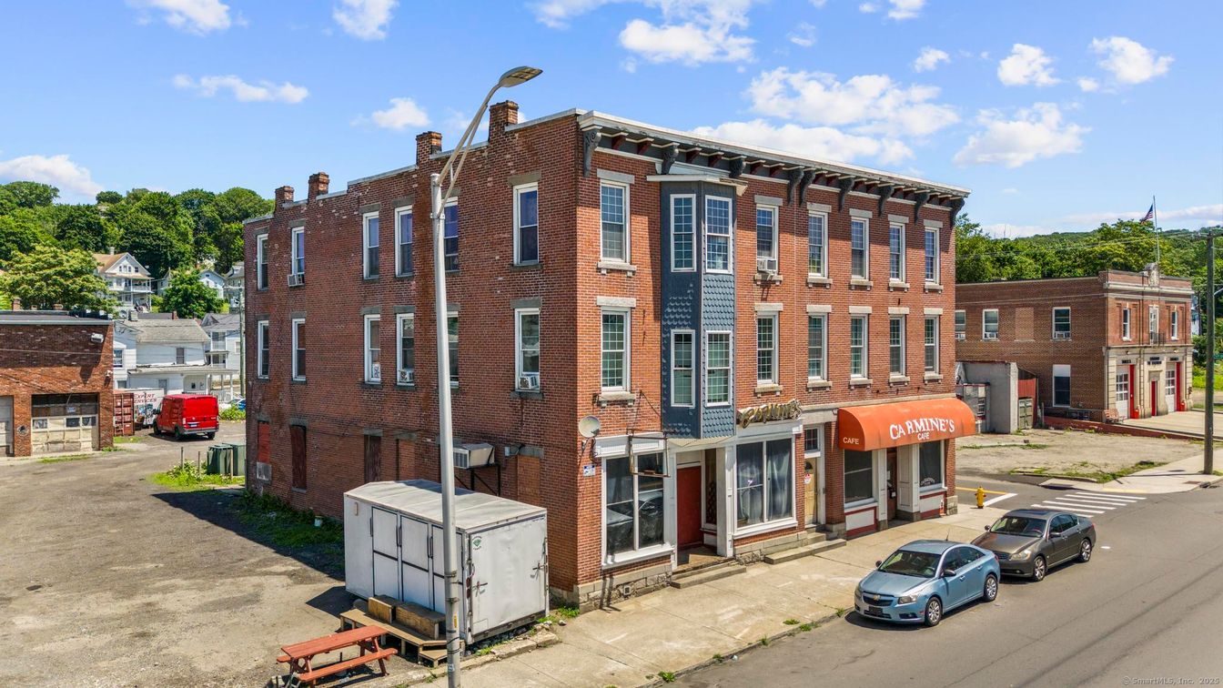 Exterior, Facade, Brick Facade, Rowhouse