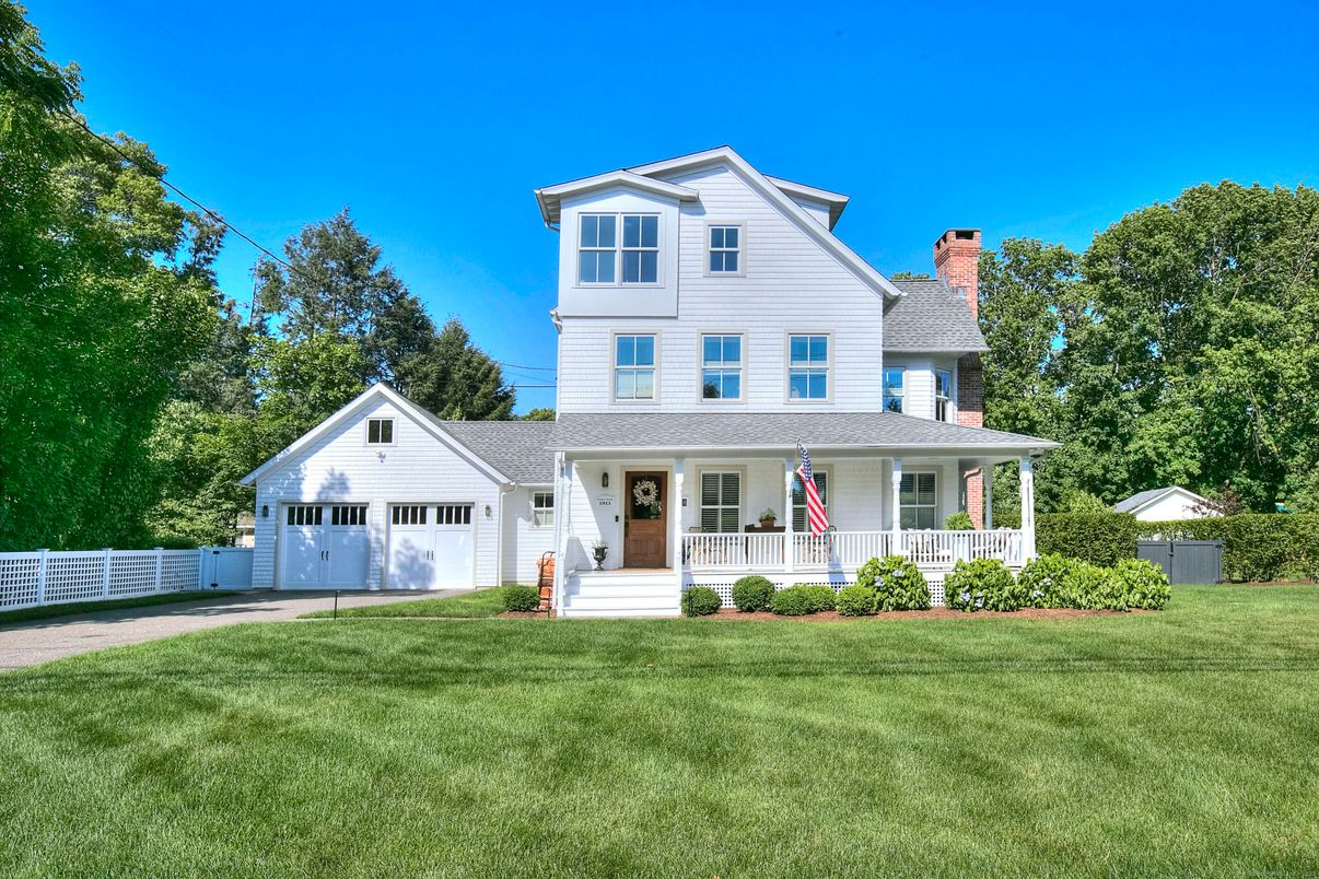 Attached, Exterior, Facade, Farmhouse