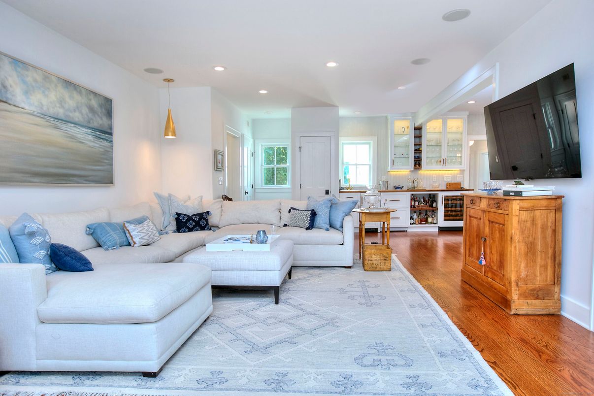 Interior, Living room, Pendant Lights, Recessed Lighting, Wood Texture Flooring