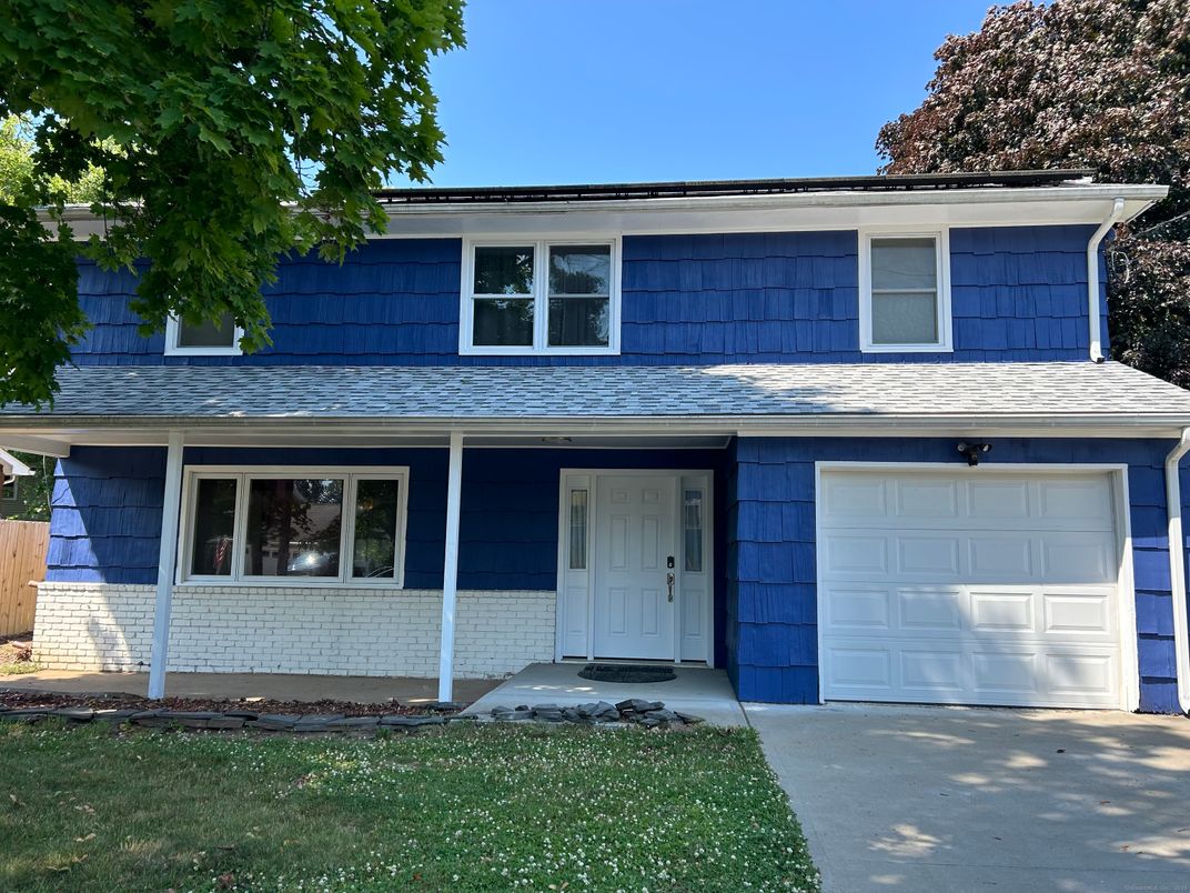 Attached, Exterior, Facade, Split Level
