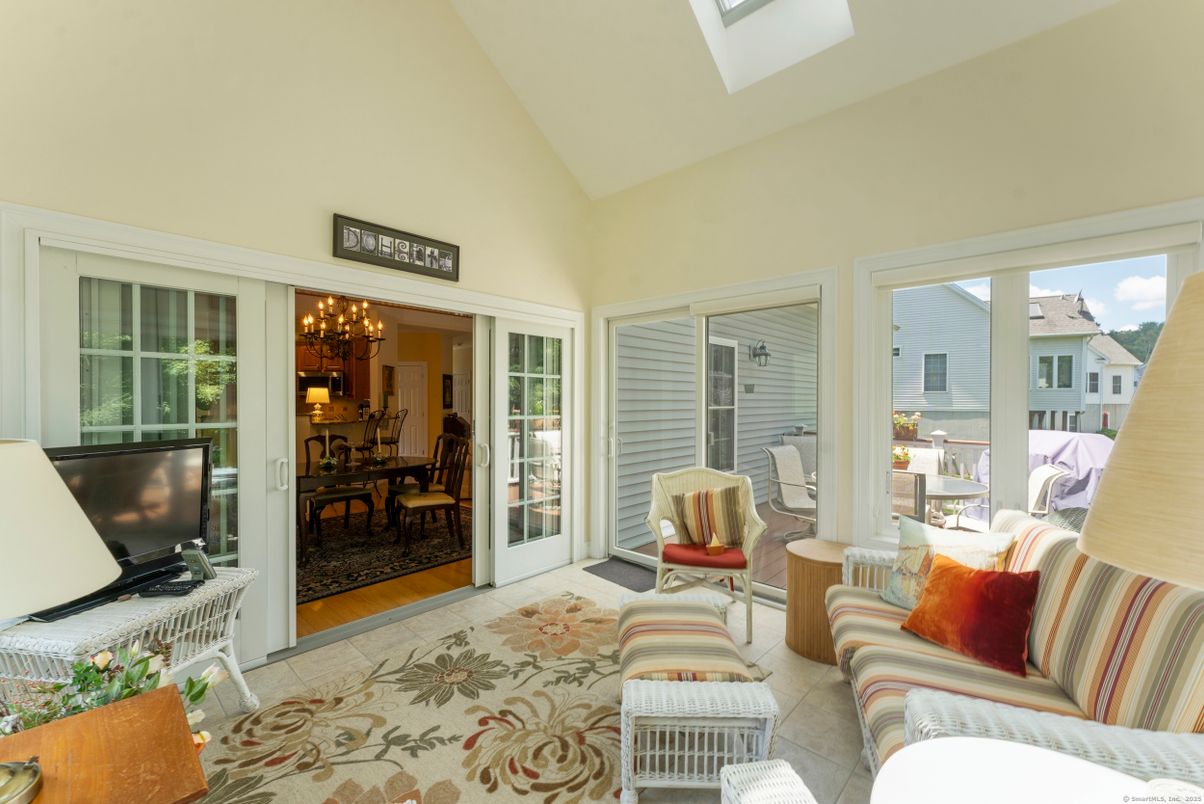 Chandelier, Dining room, Interior, Living room