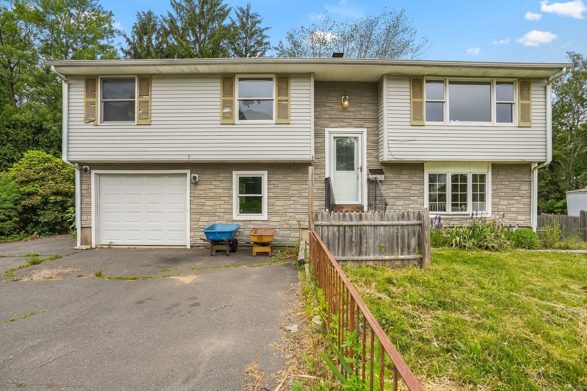 Attached, Exterior, Facade, Raised Ranch