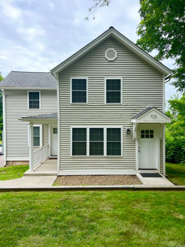 Exterior, Facade, Split Level