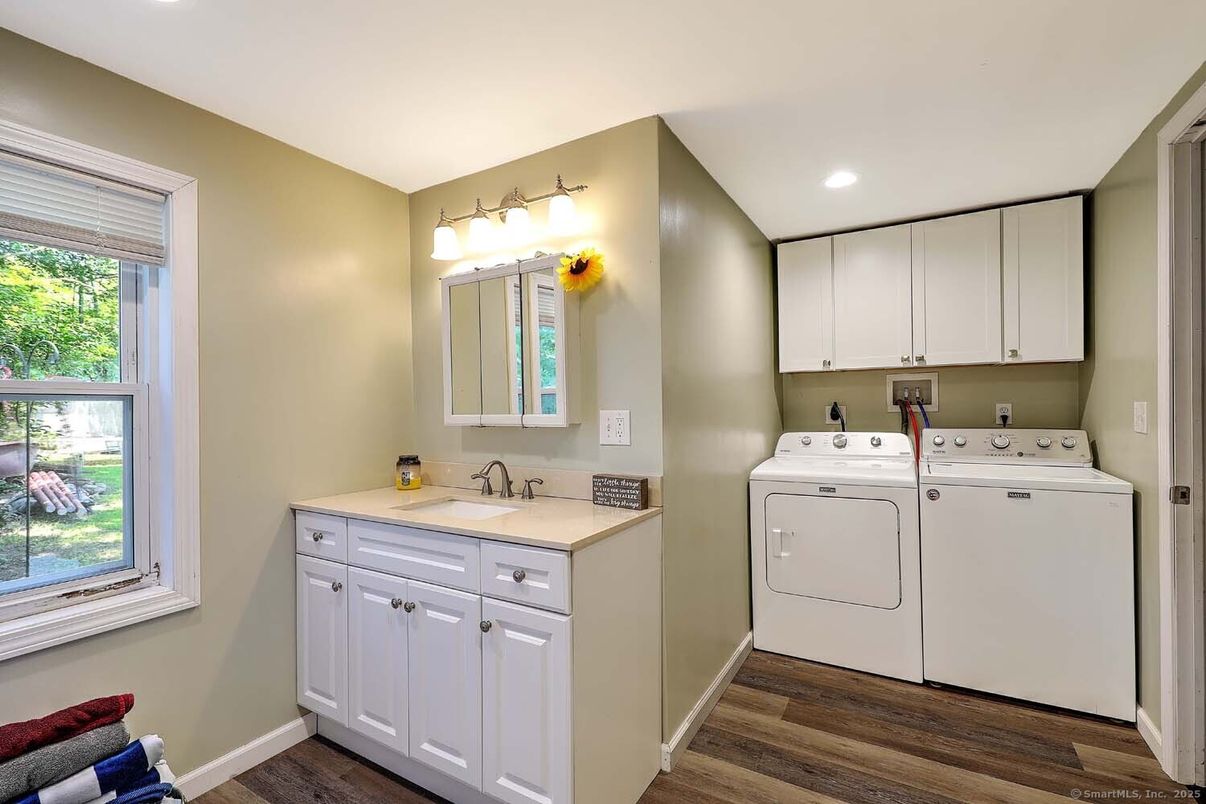 Interior, Recessed Lighting, Washer, Wood Texture Flooring