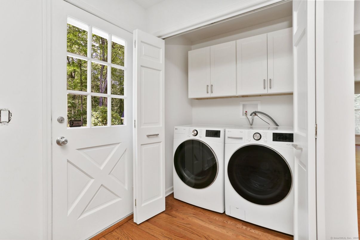 Interior, Washer, Wood Texture Flooring