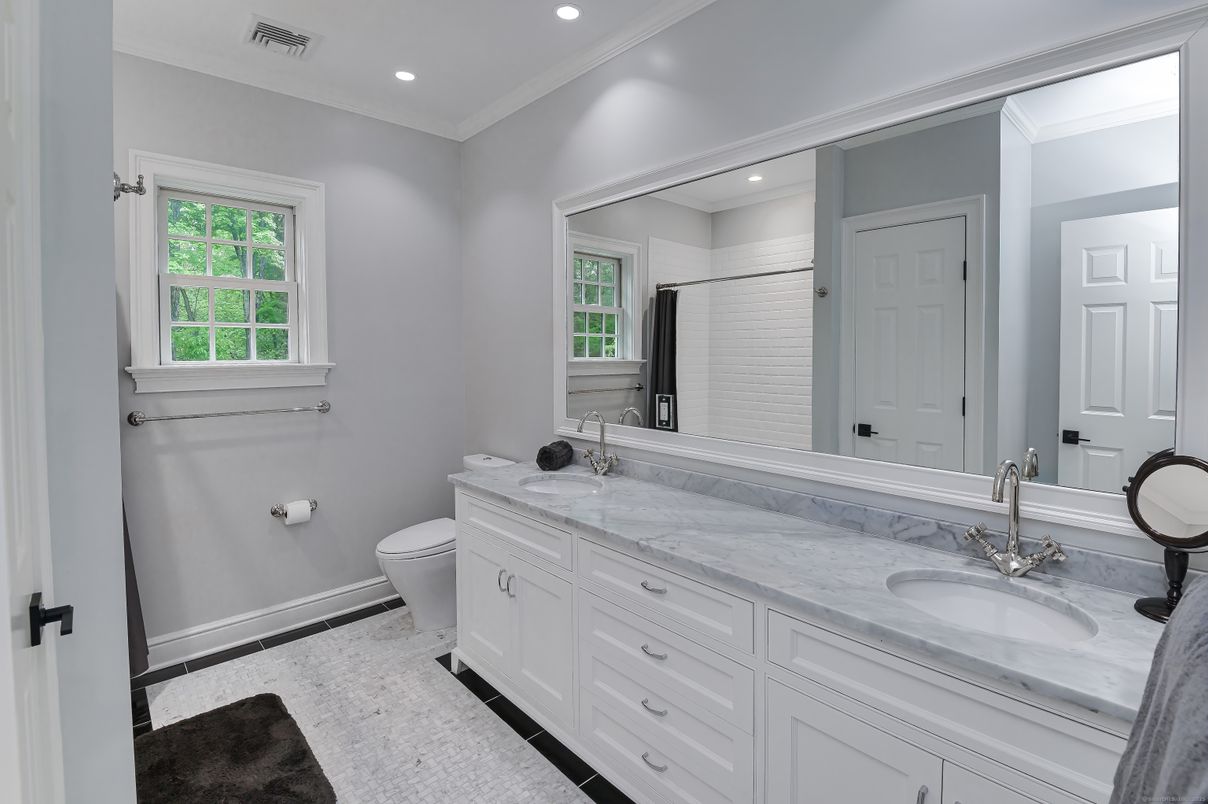 Bathroom, Dual Sink Vanities, Interior, Recessed Lighting