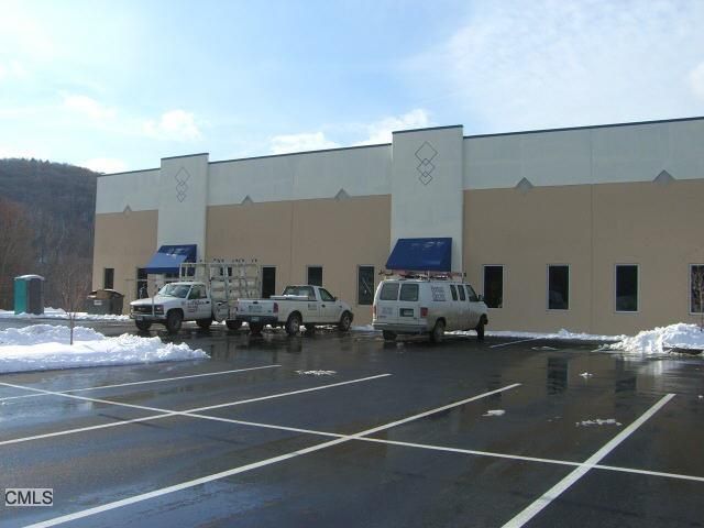 Exterior, Facade, Modern