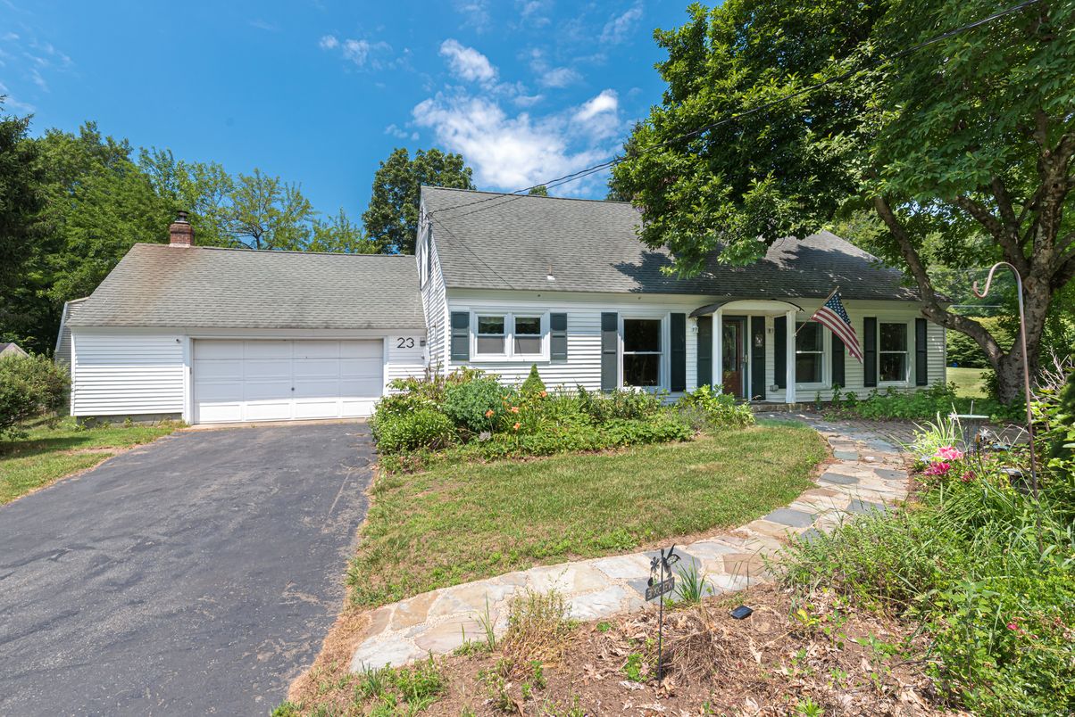 Attached, Exterior, Facade, Cape Cod