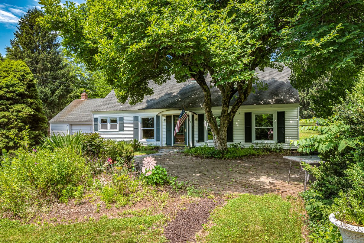 Exterior, Facade, Cape Cod