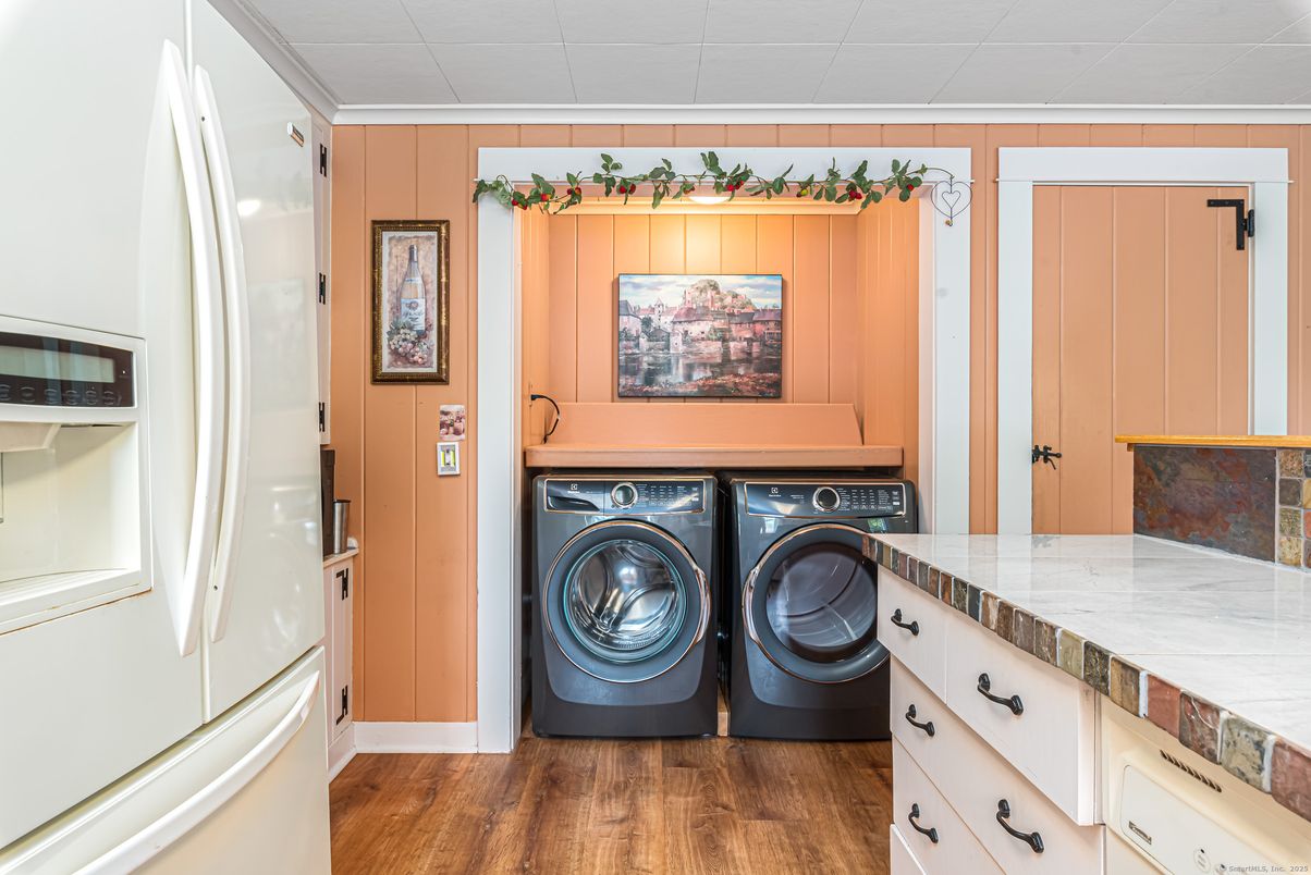 Interior, Washer, Wood Texture Flooring