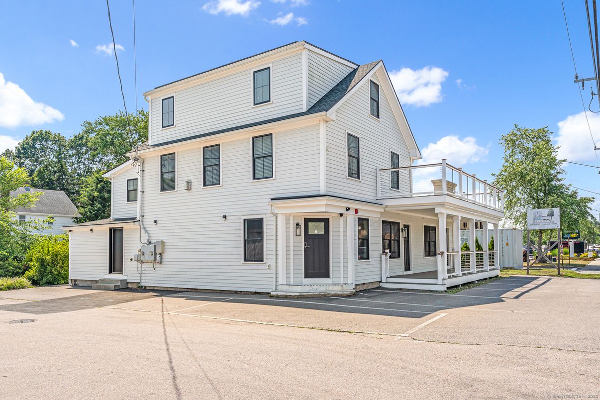 Exterior, Facade, Farmhouse