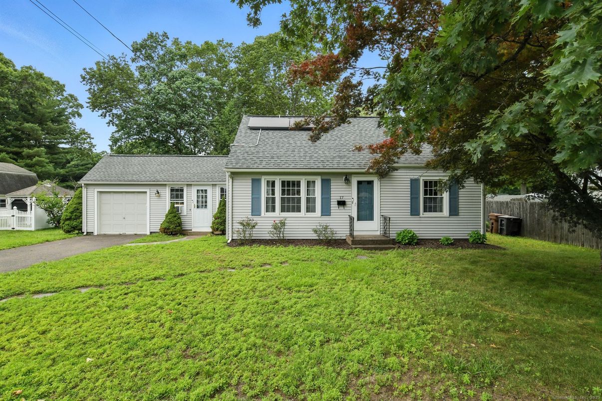 Attached, Exterior, Facade, Cape Cod