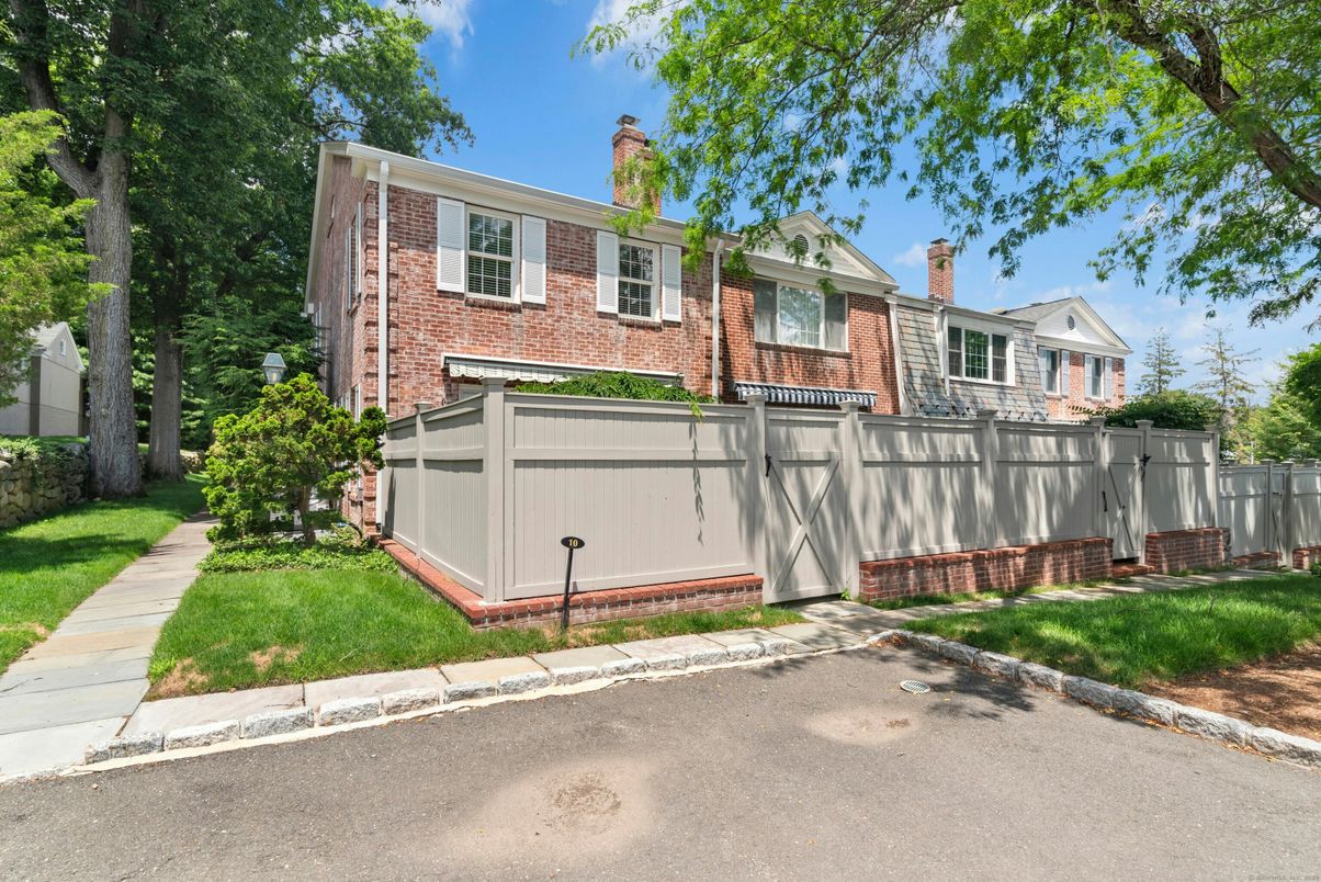 Attached, Exterior, Facade, Brick Facade, Georgian