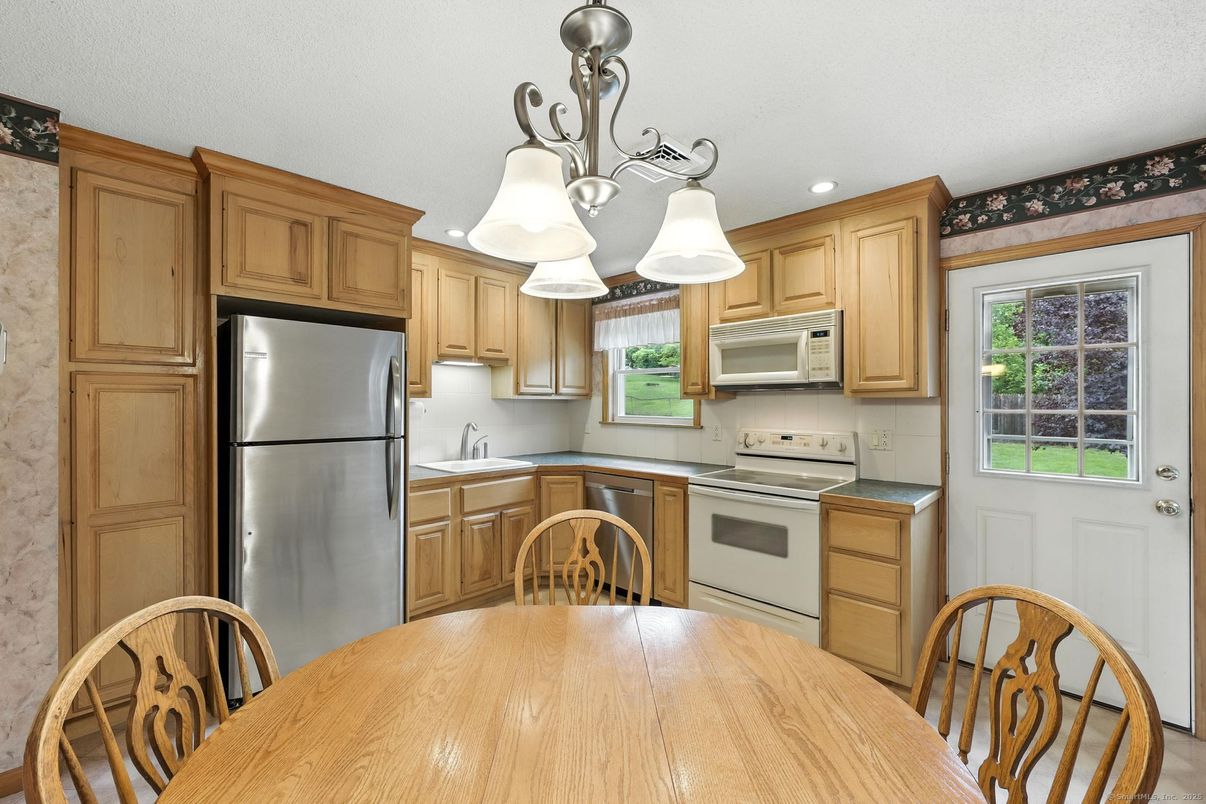 Chandelier, Dining room, Interior, Kitchen, Recessed Lighting, Stainless Steel Appliances