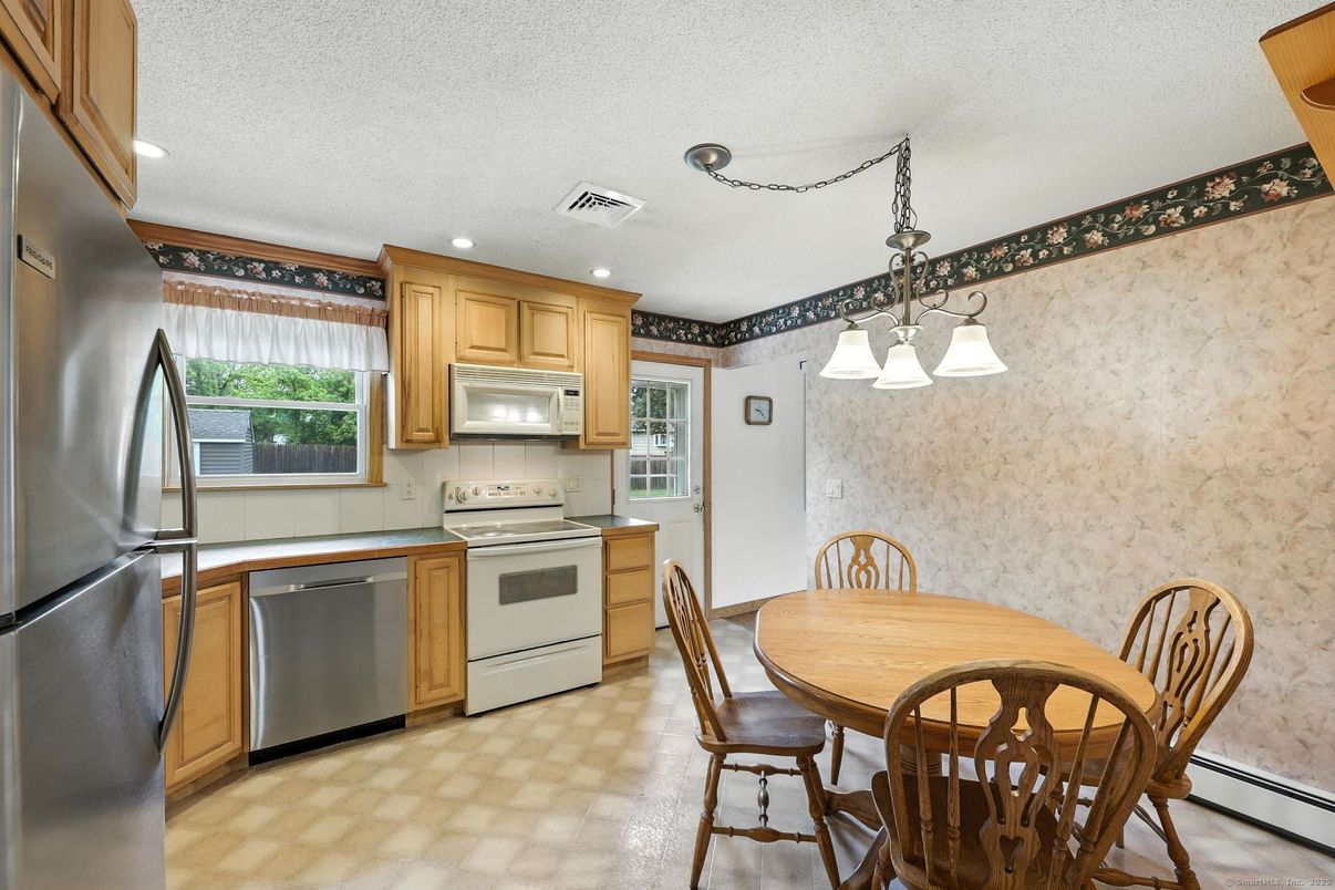 Dining room, Interior, Kitchen, Recessed Lighting, Stainless Steel Appliances