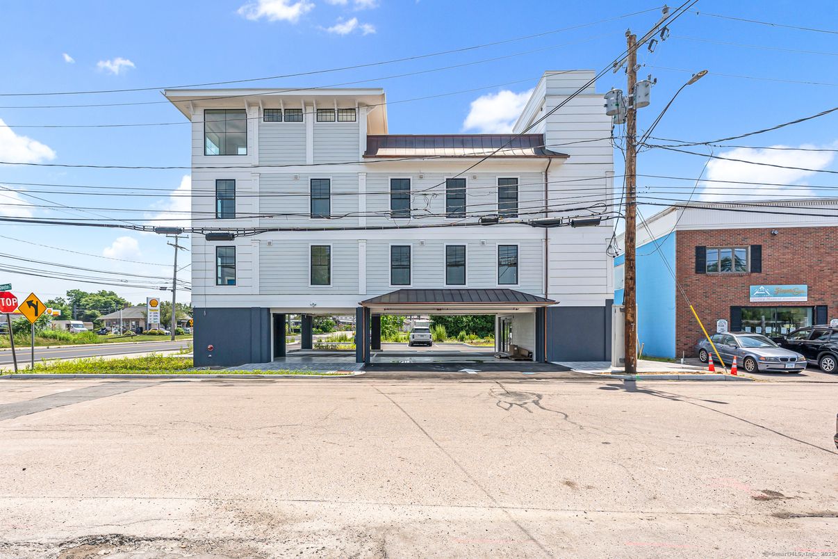 Exterior, Facade, Modern