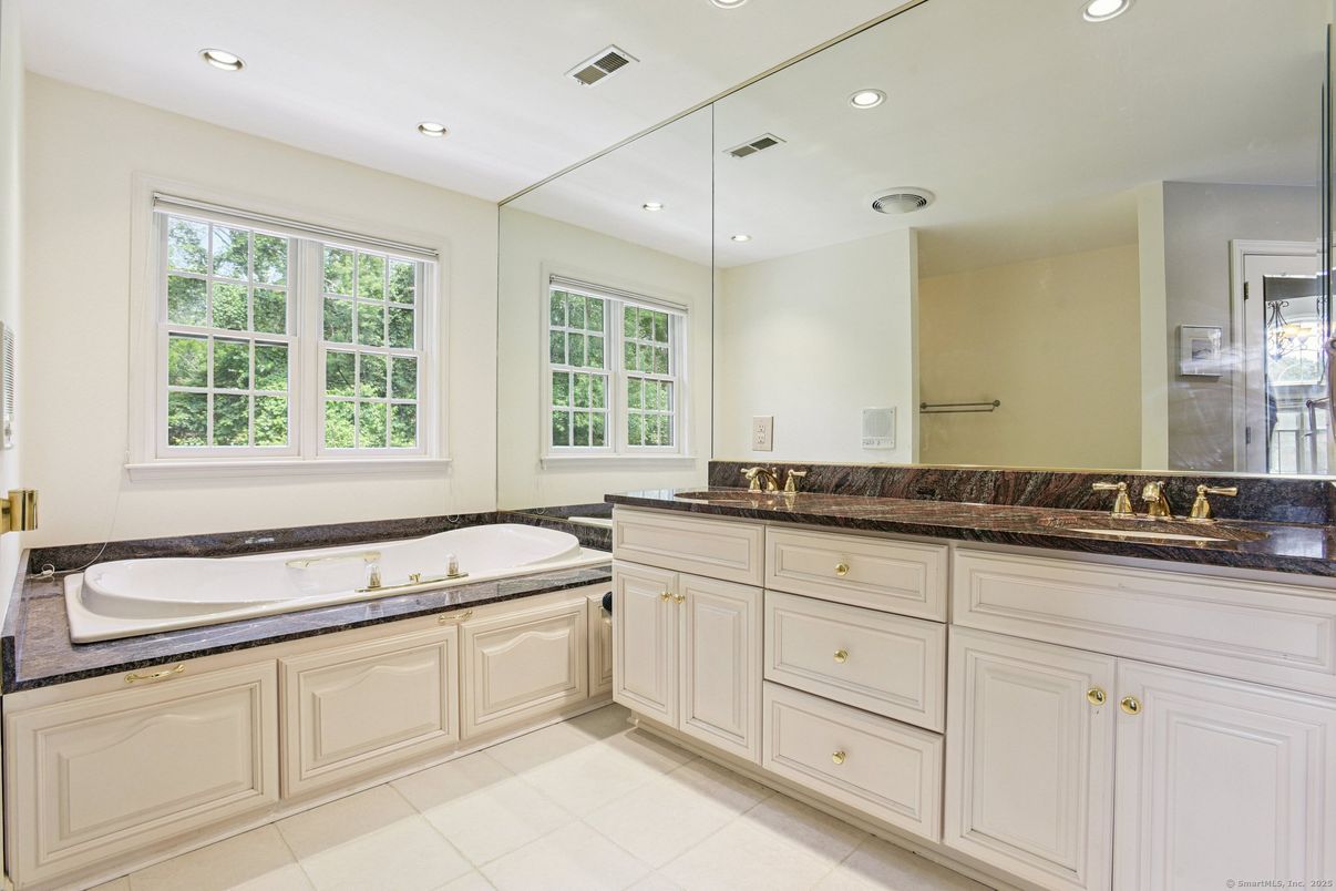 Bathroom, Dual Sink Vanities, Interior, Recessed Lighting