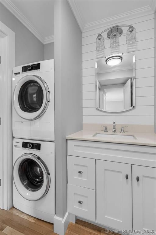 Interior, Utility Closets, Washer, Wood Texture Flooring