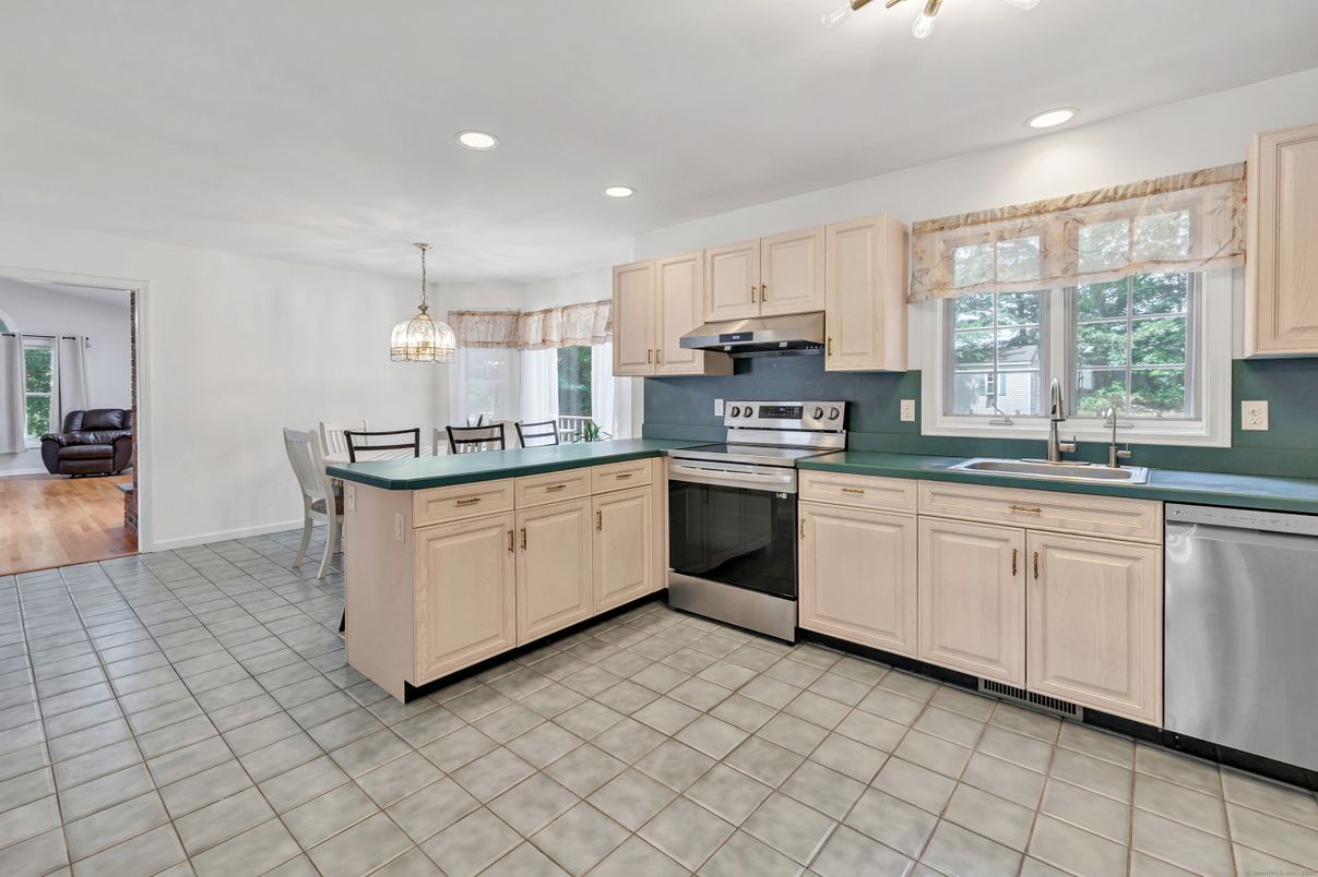 Chandelier, Dining room, Interior, Kitchen, Pendant Lights, Recessed Lighting, Stainless Steel Appliances, Wood Texture Flooring