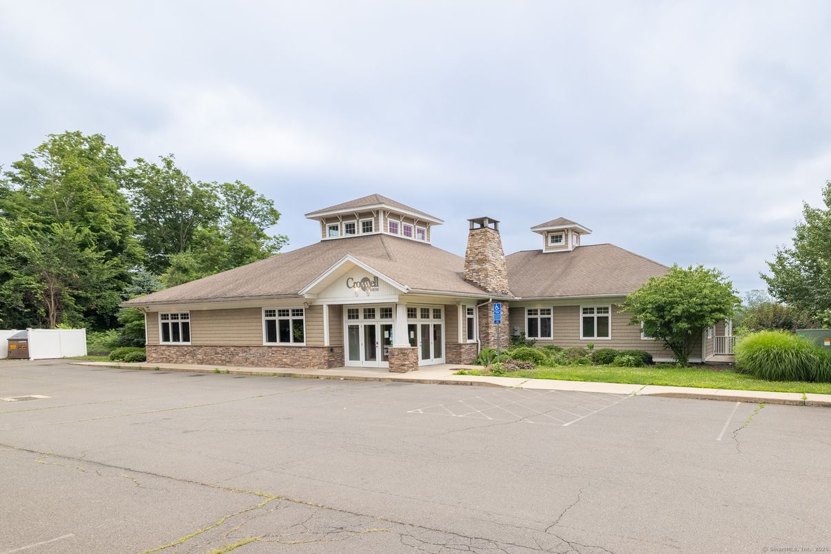 Exterior, Facade, Ranch