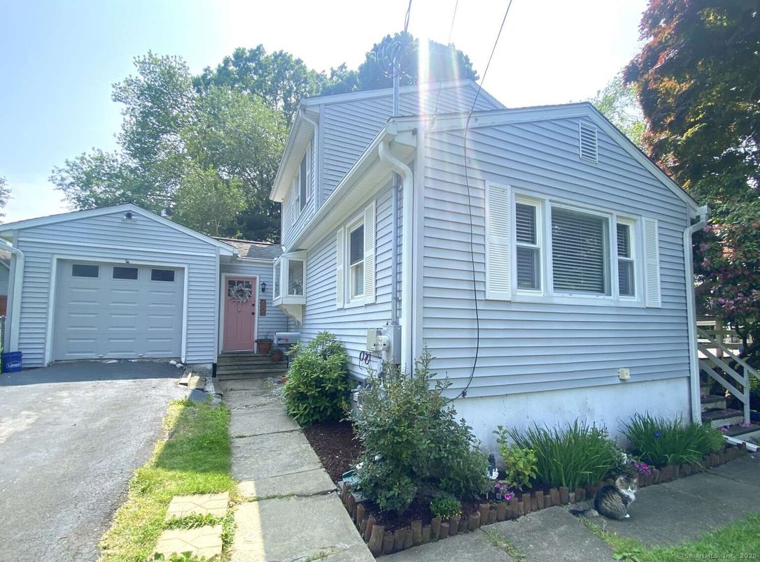 Attached, Exterior, Facade, Cape Cod