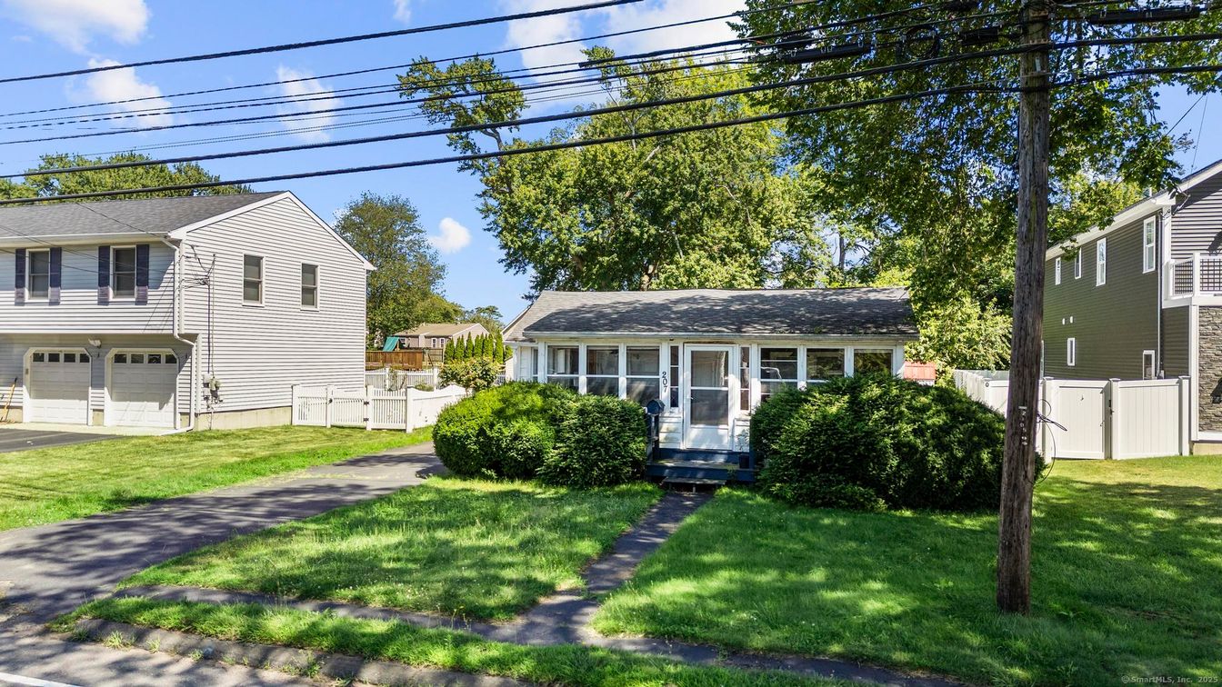 Attached, Exterior, Facade, Cape Cod
