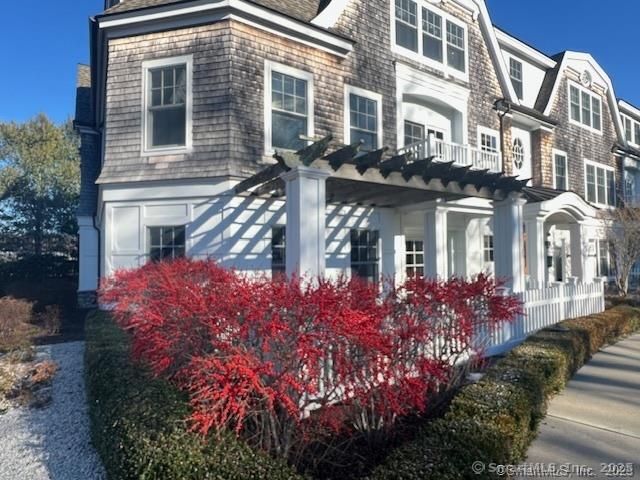 Exterior, Facade, Rowhouse